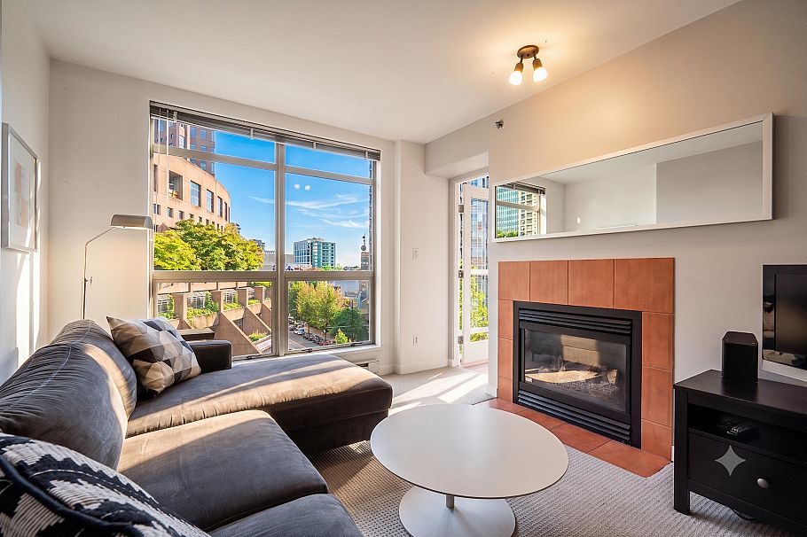 701 819 Hamilton Street Vancouver, BC - 1