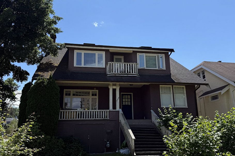 4606 W 11th Avenue Vancouver, BC - 1