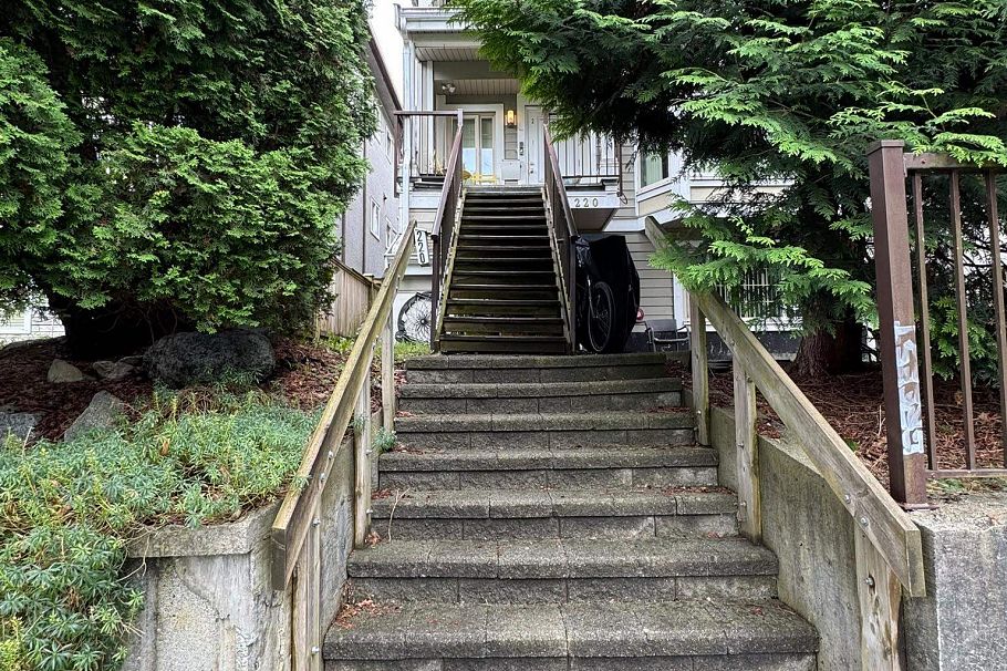 220 E 15th Avenue Vancouver, BC - 4