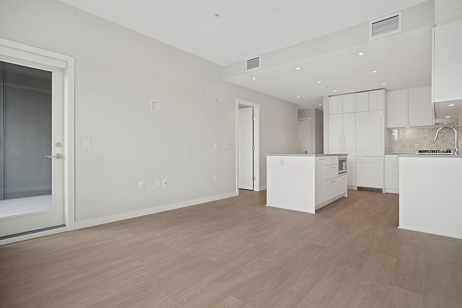 612 110 E 17th Street North Vancouver, BC - 3