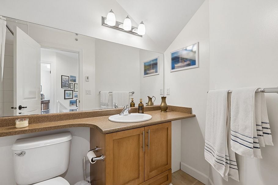 9 3175 Baird Road North Vancouver, BC - 22