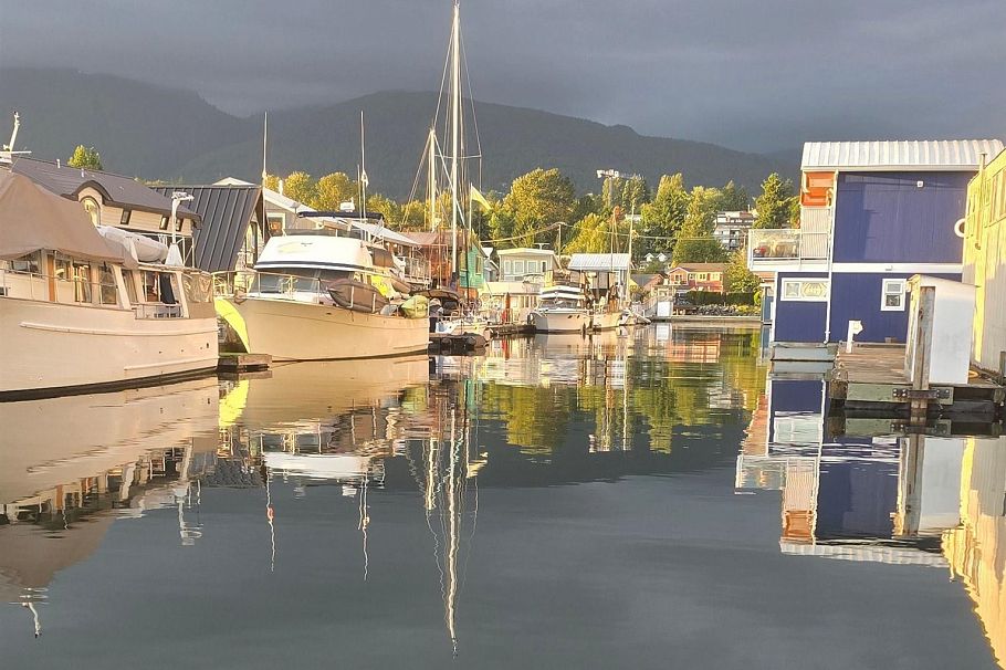 A24 415 Esplanade North Vancouver, BC - 19