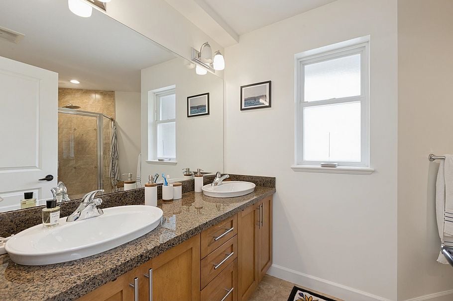9 3175 Baird Road North Vancouver, BC - 19
