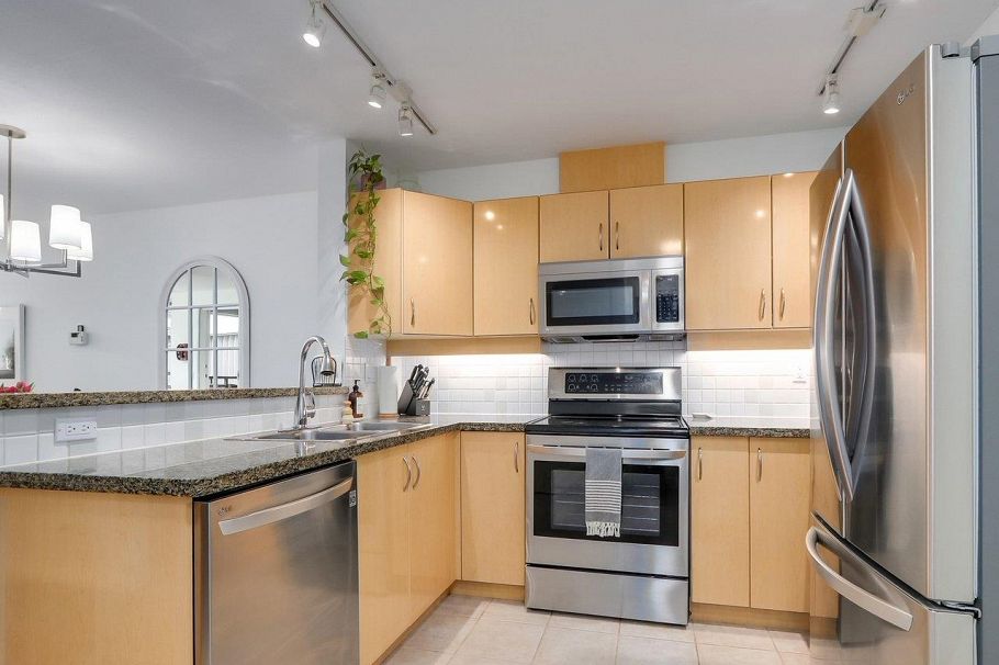 414 345 Lonsdale Avenue North Vancouver, BC - 11