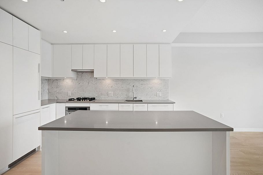 612 110 E 17th Street North Vancouver, BC - 4