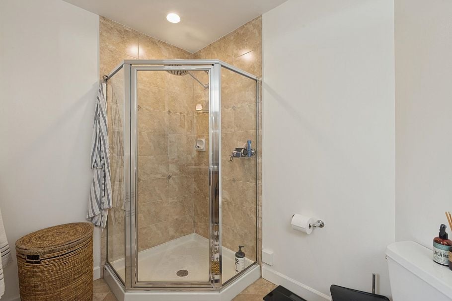 9 3175 Baird Road North Vancouver, BC - 20