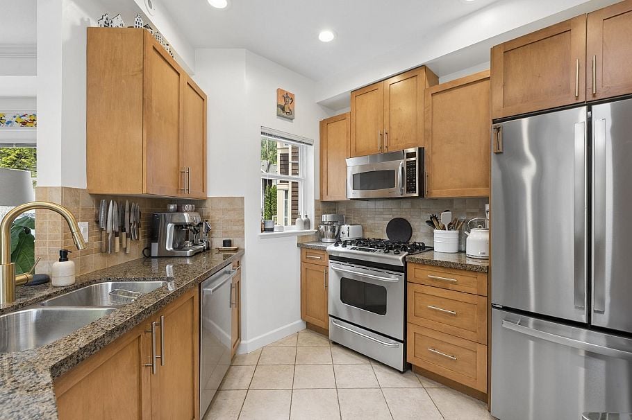 9 3175 Baird Road North Vancouver, BC - 16