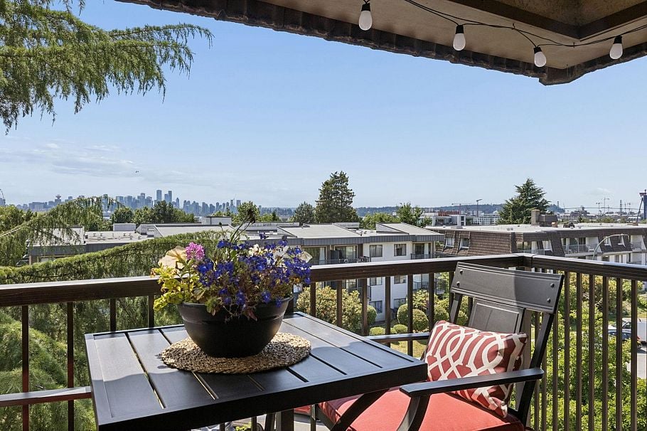 304 252 W 2nd Street North Vancouver, BC - 1