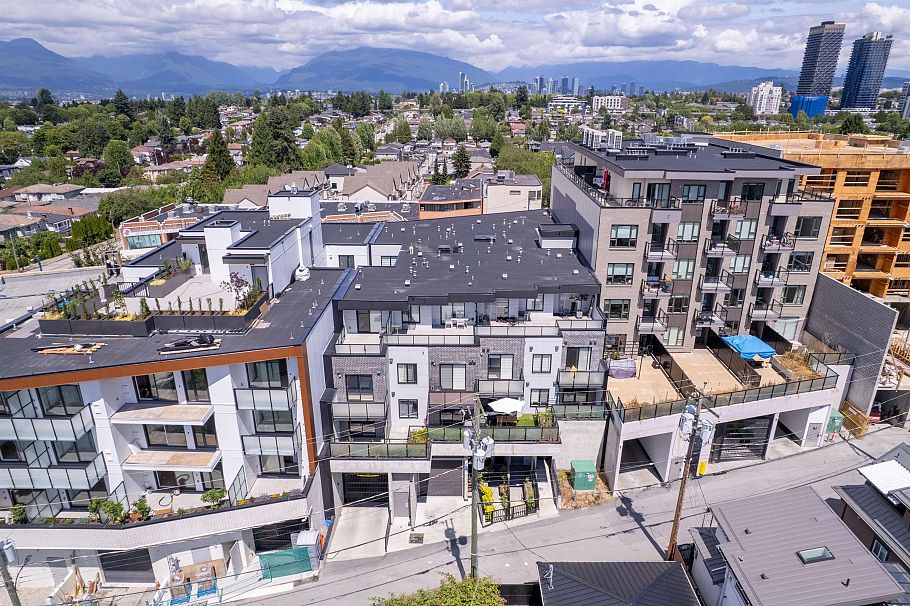 207 3050 Kingsway Vancouver, BC - 3