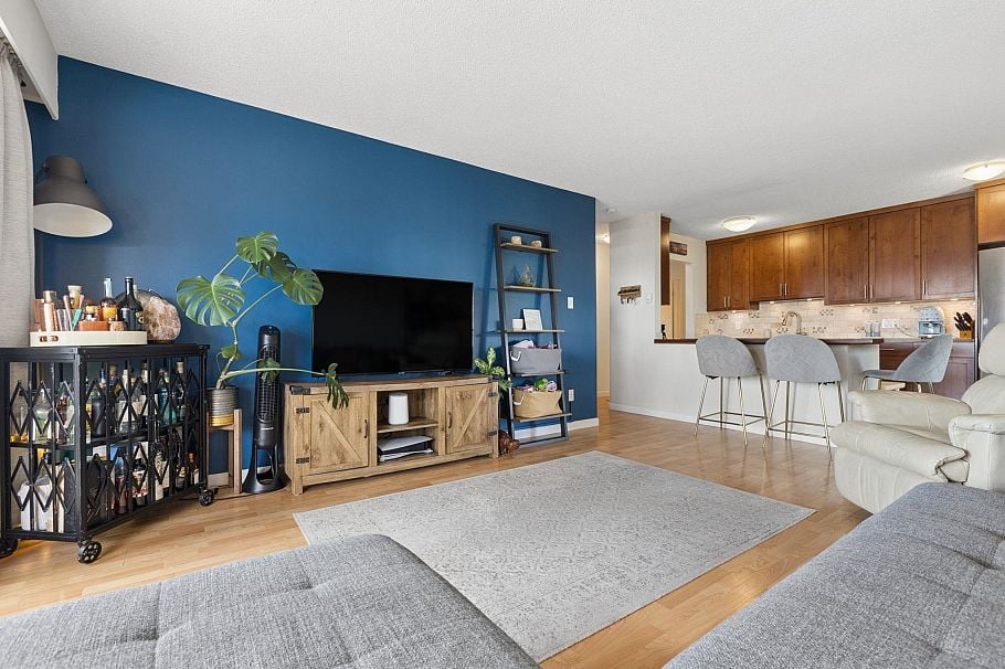 304 252 W 2nd Street North Vancouver, BC - 5