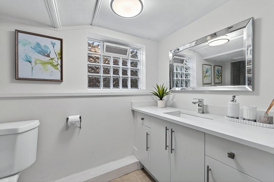 4377 W 12th Avenue Vancouver, BC - 30
