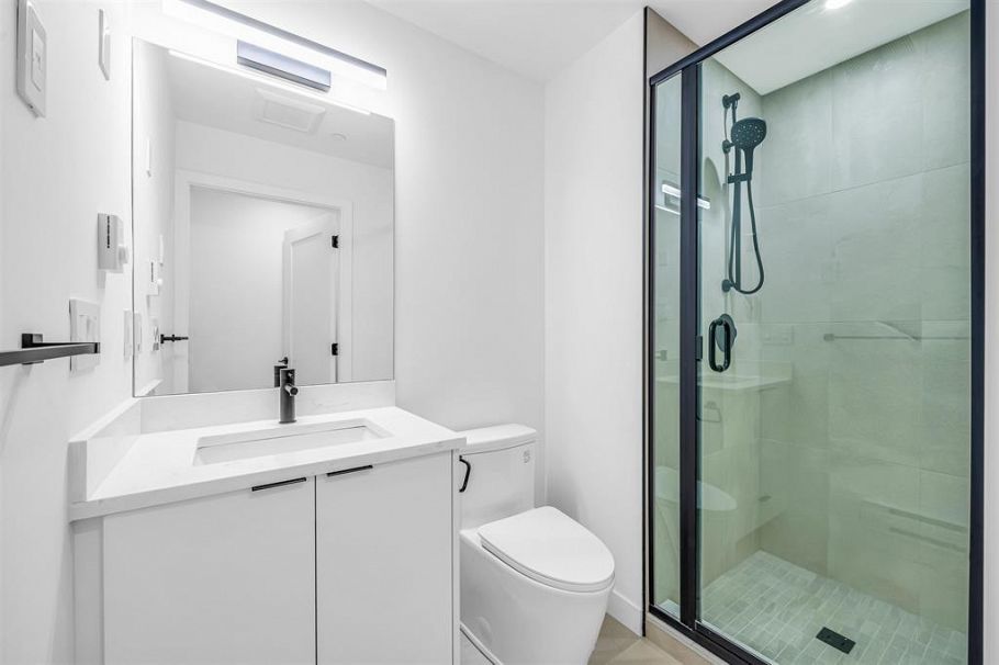 1016 W 52nd Avenue Vancouver, BC - 22