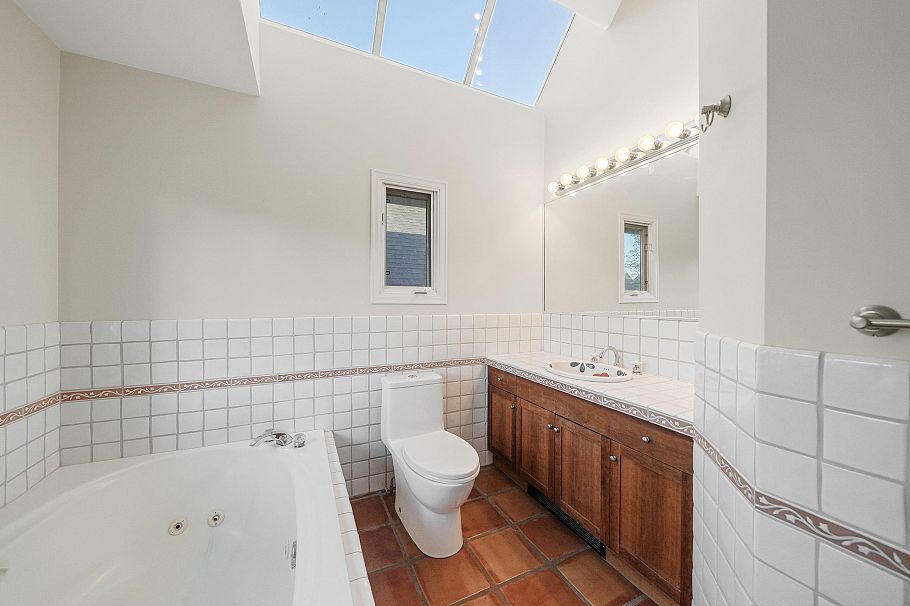 3174 W 3rd Avenue Vancouver, BC - 23