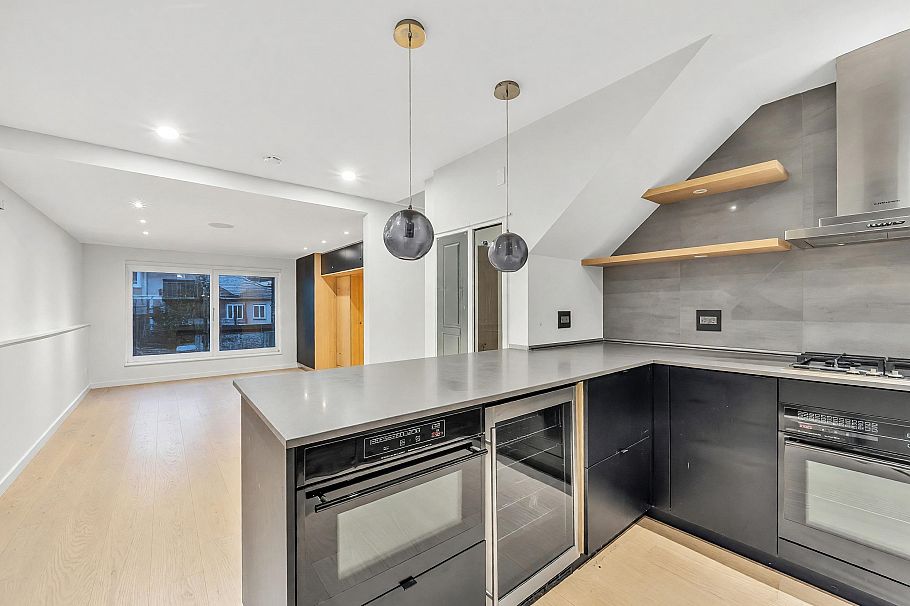 265 E Keith Road North Vancouver, BC - 24