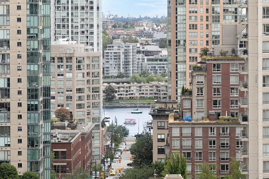 1102 1212 Howe Street Vancouver, BC - 1