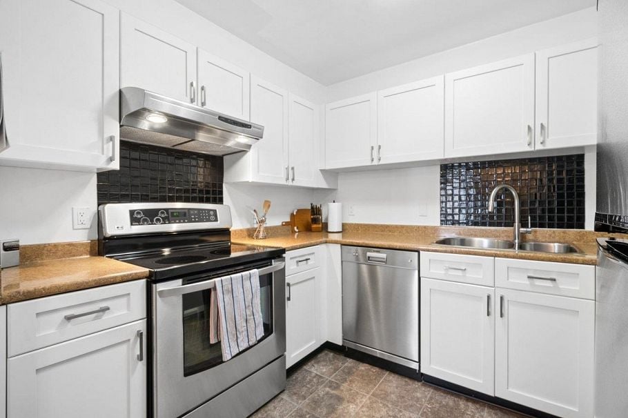 2419 W 1st Avenue Vancouver, BC - 18
