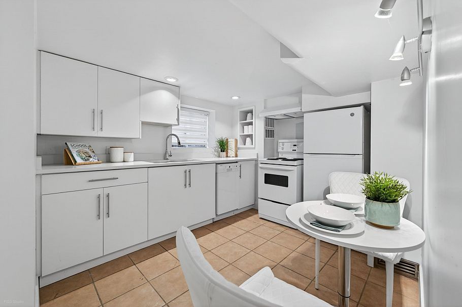 4377 W 12th Avenue Vancouver, BC - 26