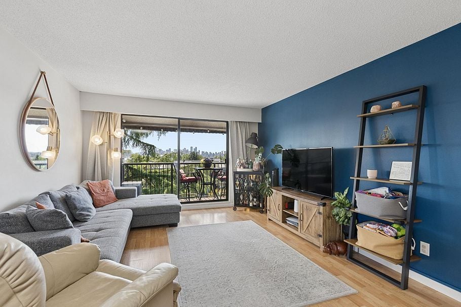 304 252 W 2nd Street North Vancouver, BC - 3