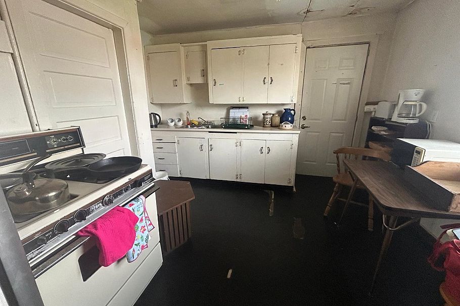 1243 E Broadway Vancouver, BC - 11