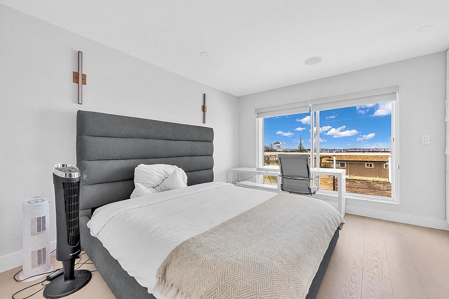 265 E Keith Road North Vancouver, BC - 18