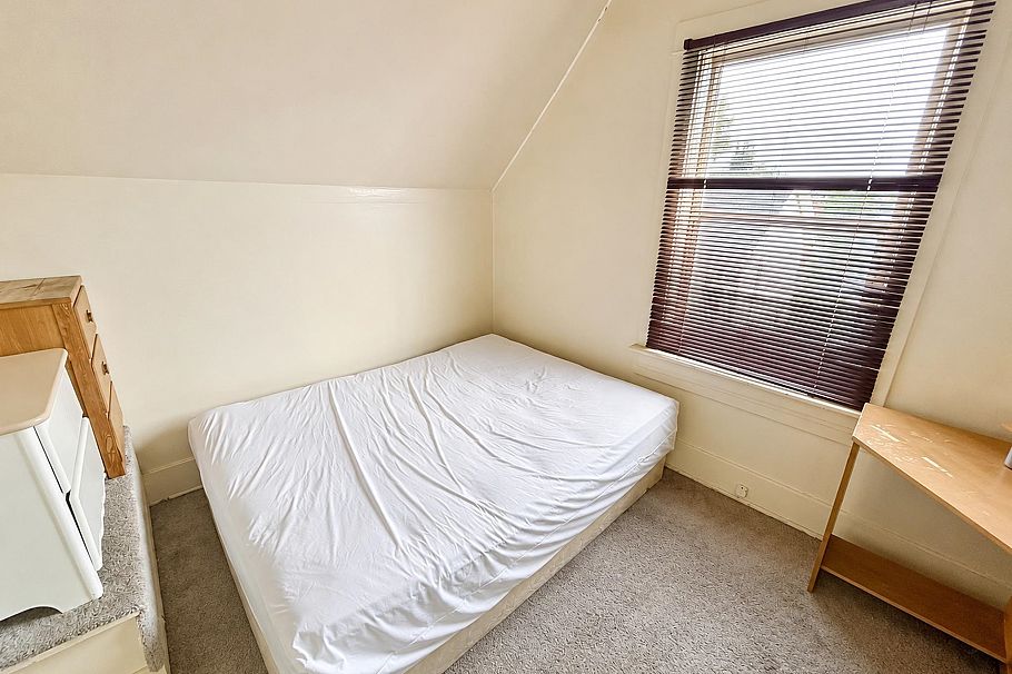 1243 E Broadway Vancouver, BC - 12