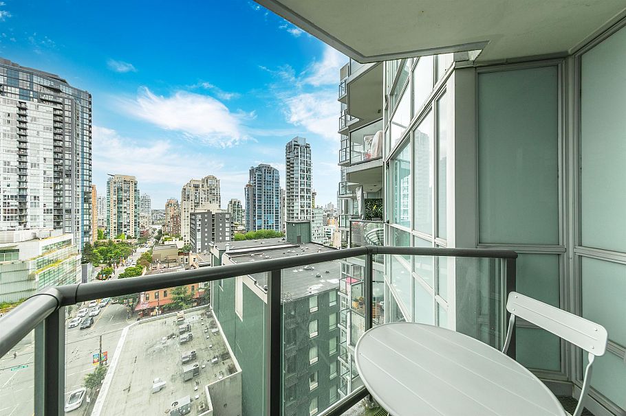 1102 1212 Howe Street Vancouver, BC - 11