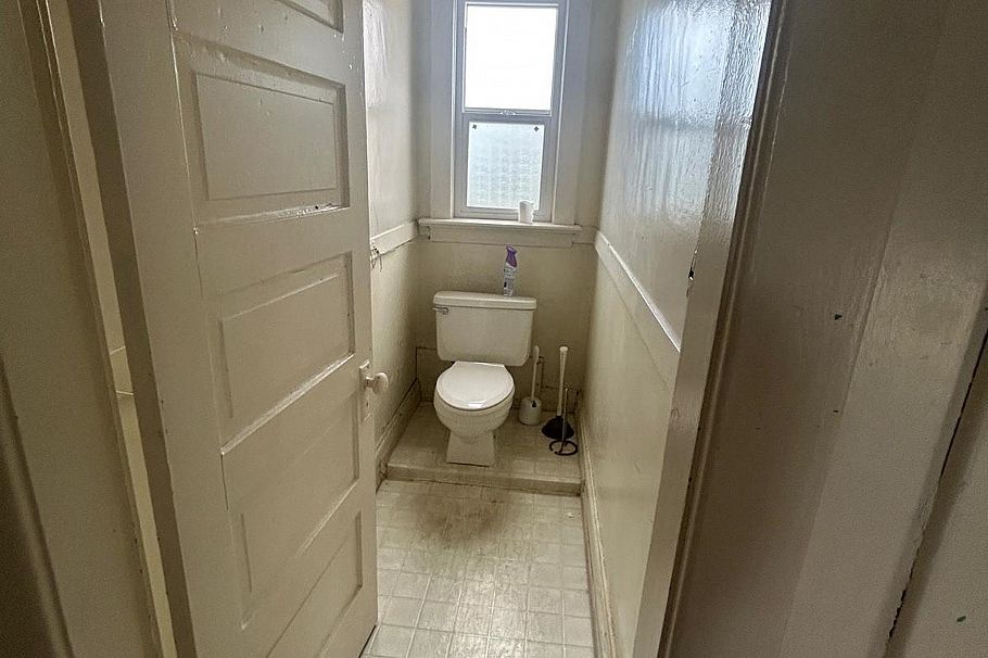 1243 E Broadway Vancouver, BC - 10