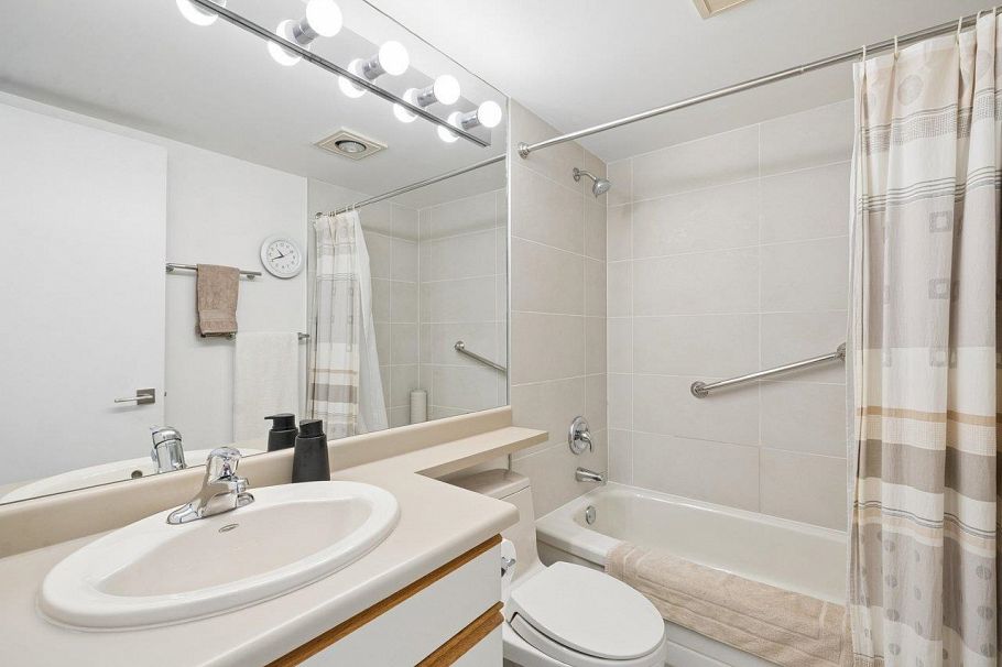 2419 W 1st Avenue Vancouver, BC - 24