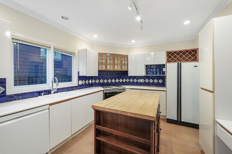 3174 W 3rd Avenue Vancouver, BC - 9