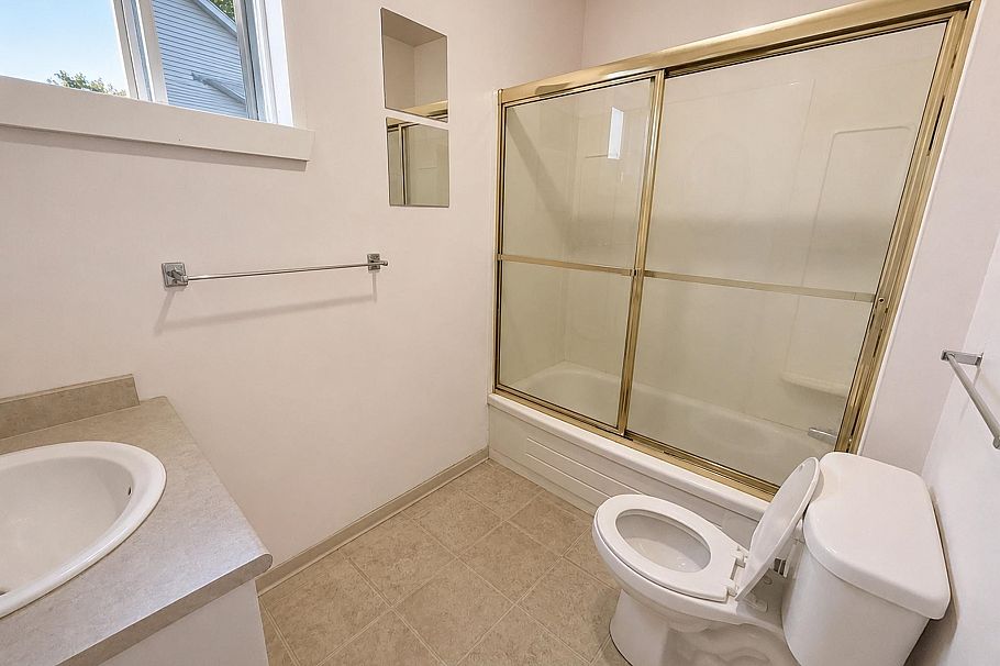 1237 E Broadway Vancouver, BC - 10