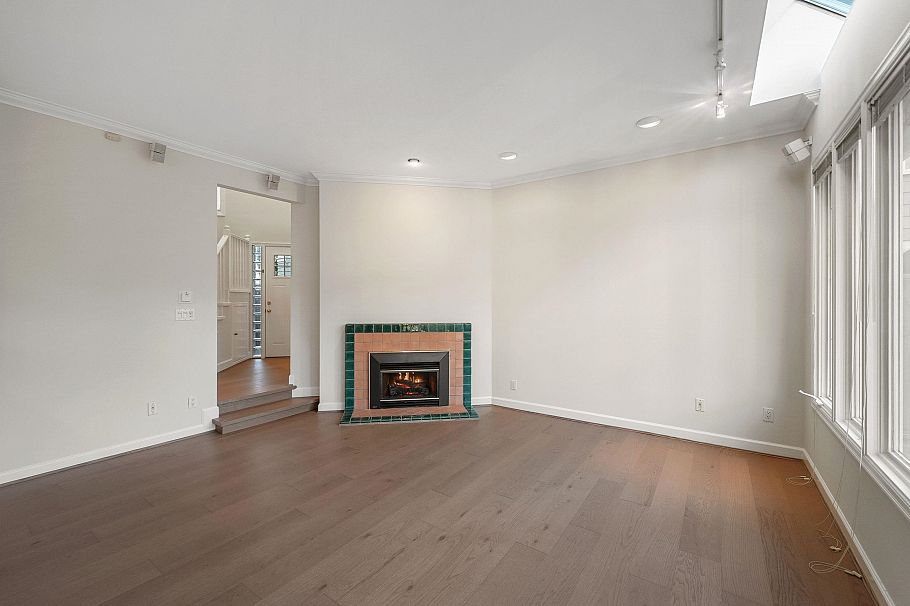 3174 W 3rd Avenue Vancouver, BC - 4
