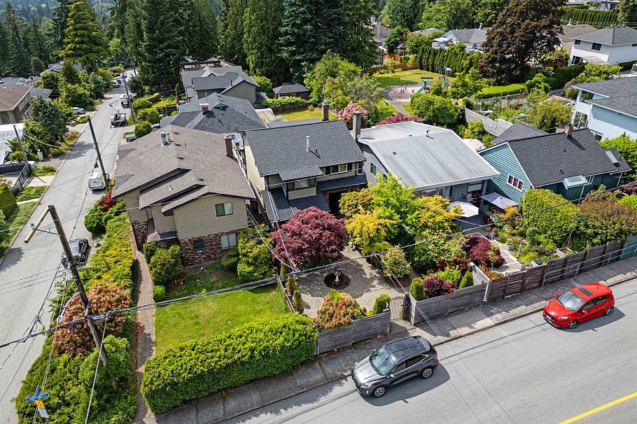 3821 Lonsdale Avenue North Vancouver, BC - 34