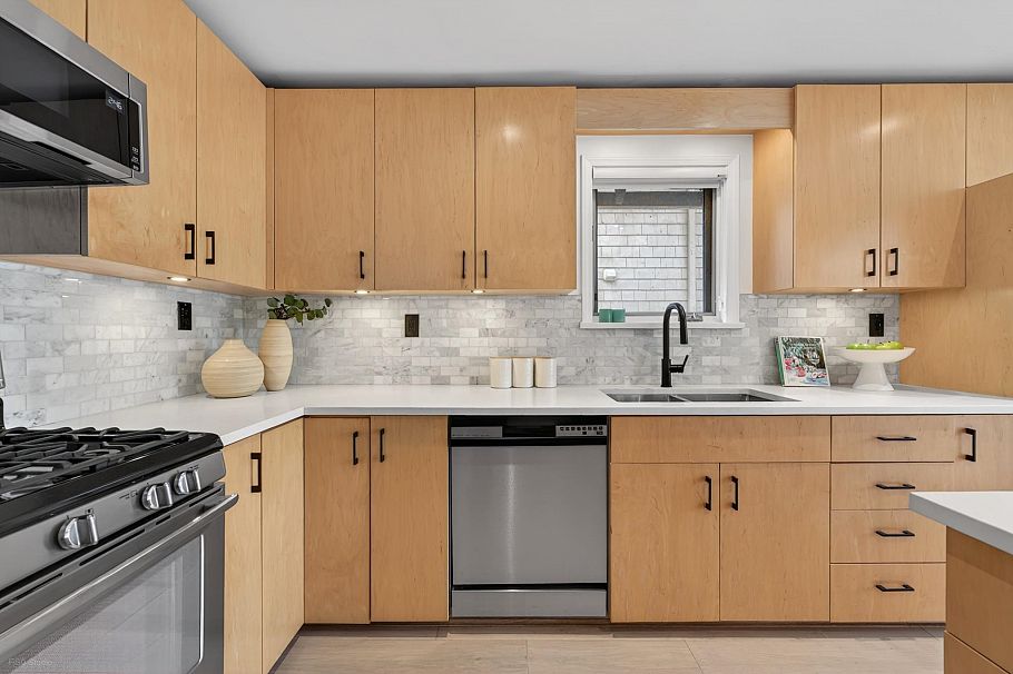 4377 W 12th Avenue Vancouver, BC - 12