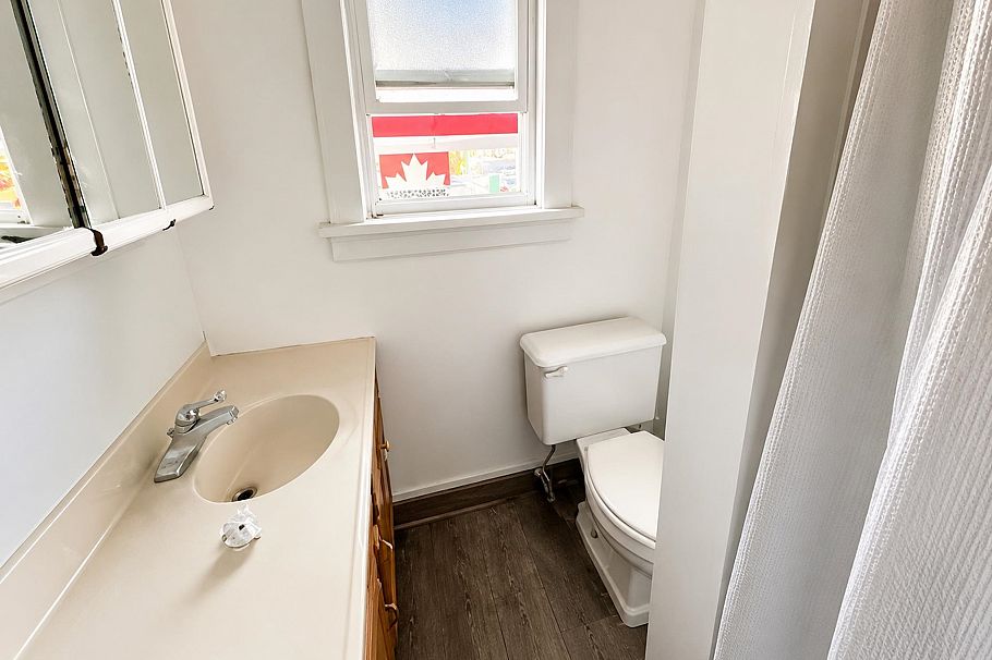 1257 E Broadway Vancouver, BC - 11
