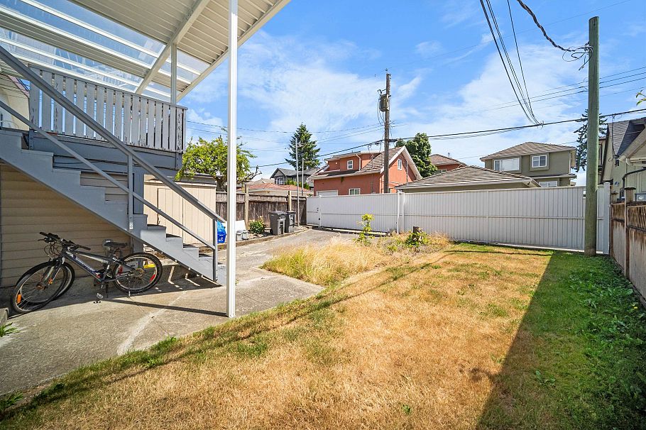 7238 Stirling Street Vancouver, BC - 31