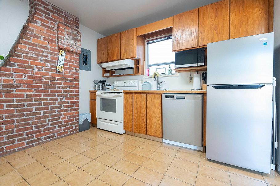 3870 W 17th Avenue Vancouver, BC - 5