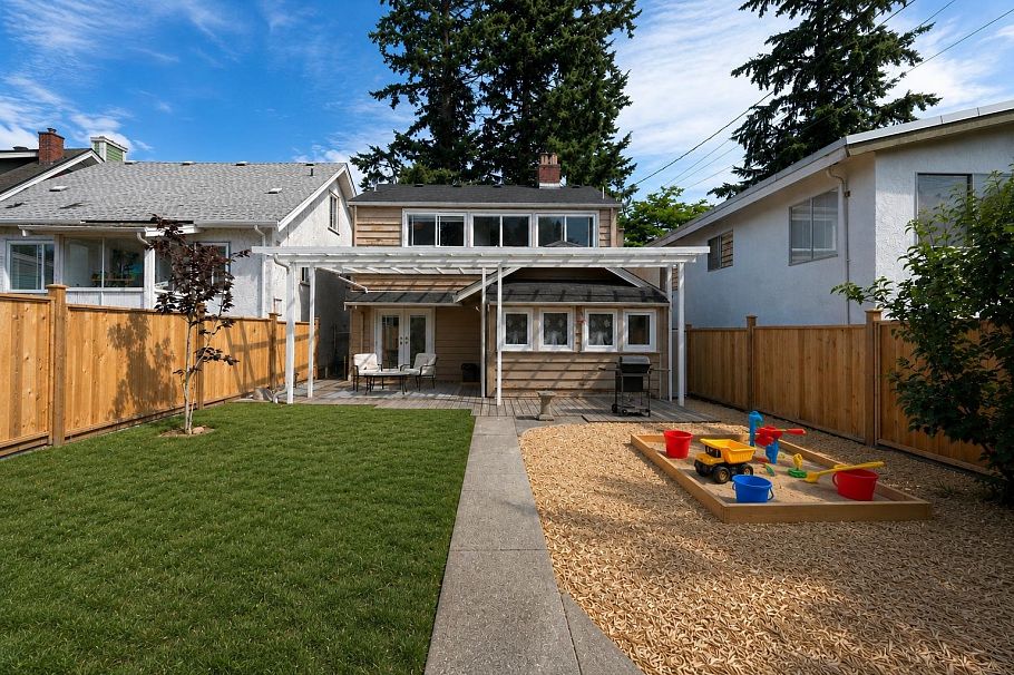 3870 W 17th Avenue Vancouver, BC - 17
