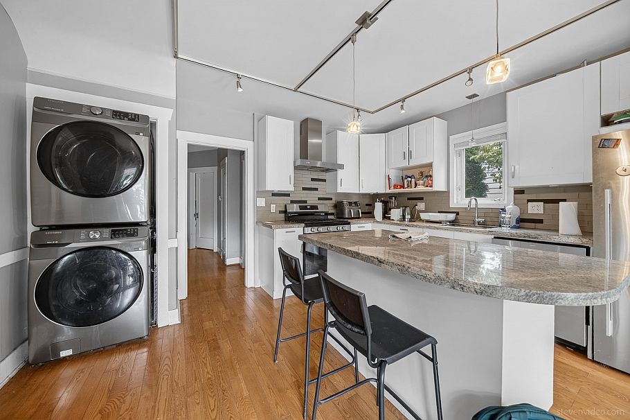 3884 W 20th Avenue Vancouver, BC - 2