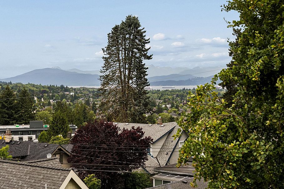 2011 W 36th Avenue Vancouver, BC - 36