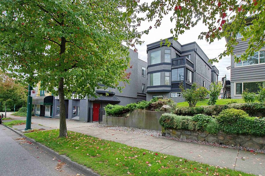 2 862 E Broadway Vancouver, BC - 2