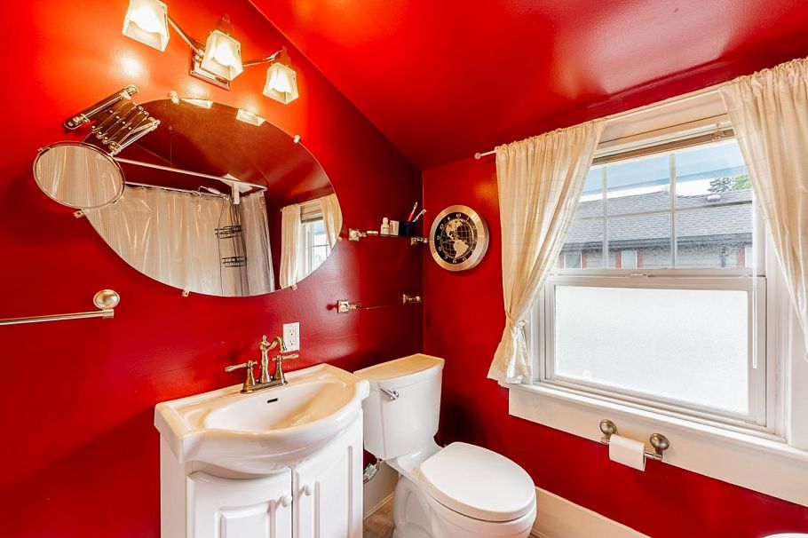 264 W Queens Road North Vancouver, BC - 22