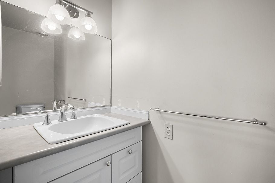 1116 W 20th Street North Vancouver, BC - 21