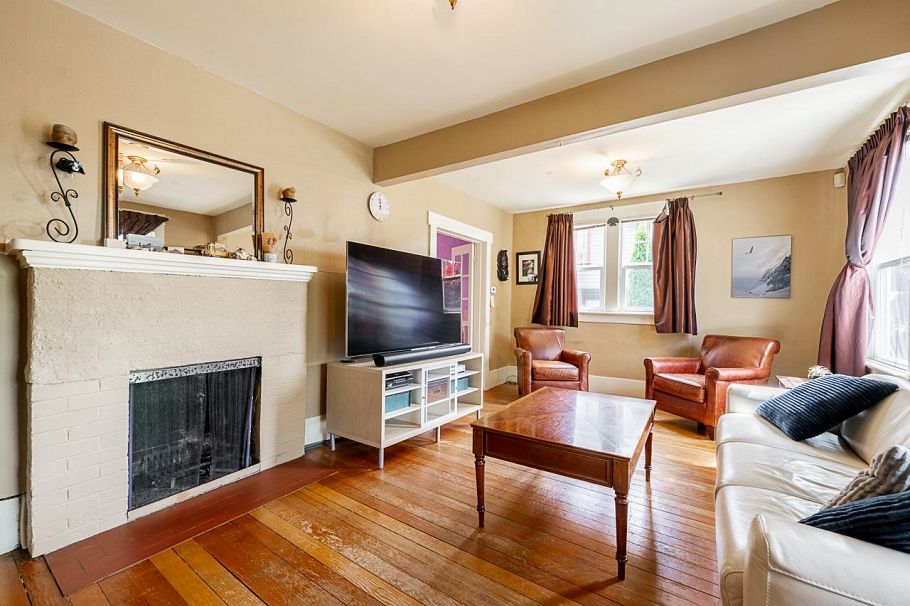 264 W Queens Road North Vancouver, BC - 2