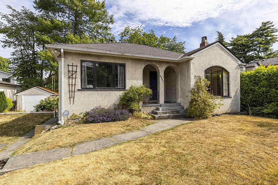 4691 W 5th Avenue Vancouver, BC - 3