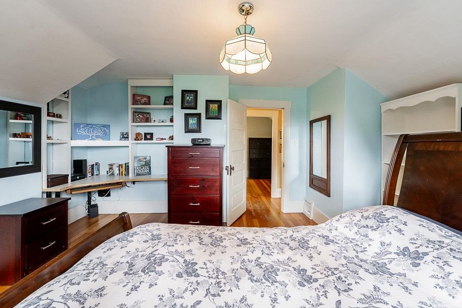 264 W Queens Road North Vancouver, BC - 16
