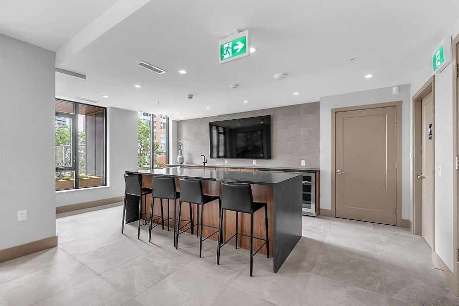 506 128 W 15th Street North Vancouver, BC - 32