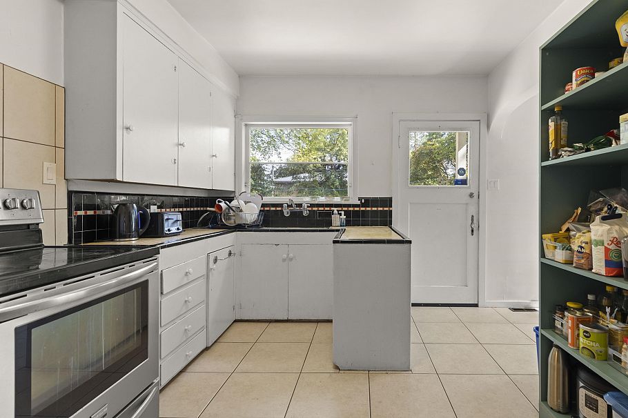 4691 W 5th Avenue Vancouver, BC - 14