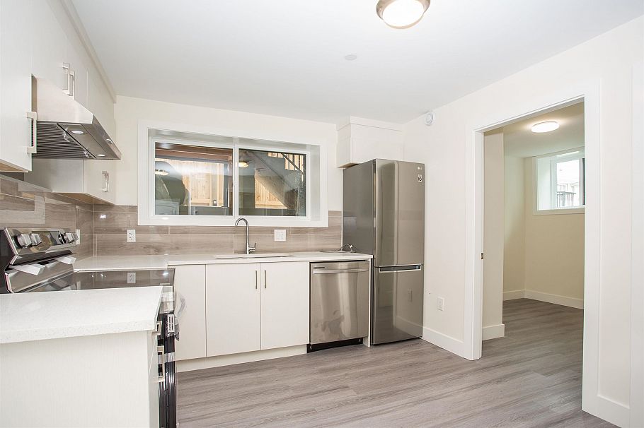 2028 E 42nd Avenue Vancouver, BC - 25
