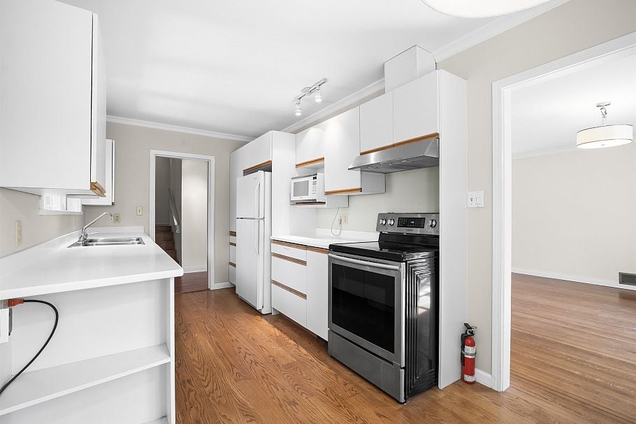 1116 W 20th Street North Vancouver, BC - 14
