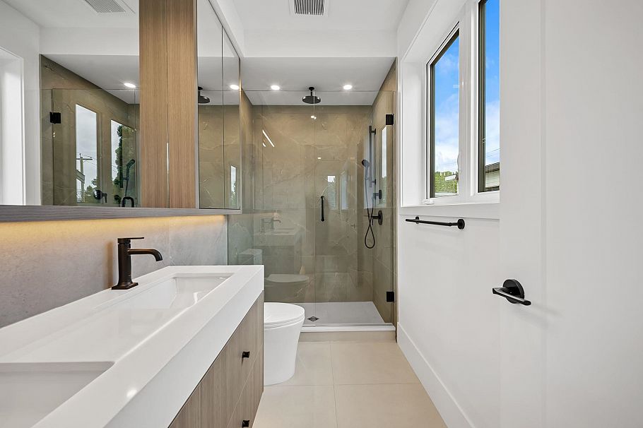 2- 2547 E 2nd Avenue Vancouver, BC - 29